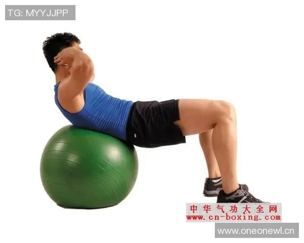 瑜伽球健身器材使用技巧及适用动作推荐